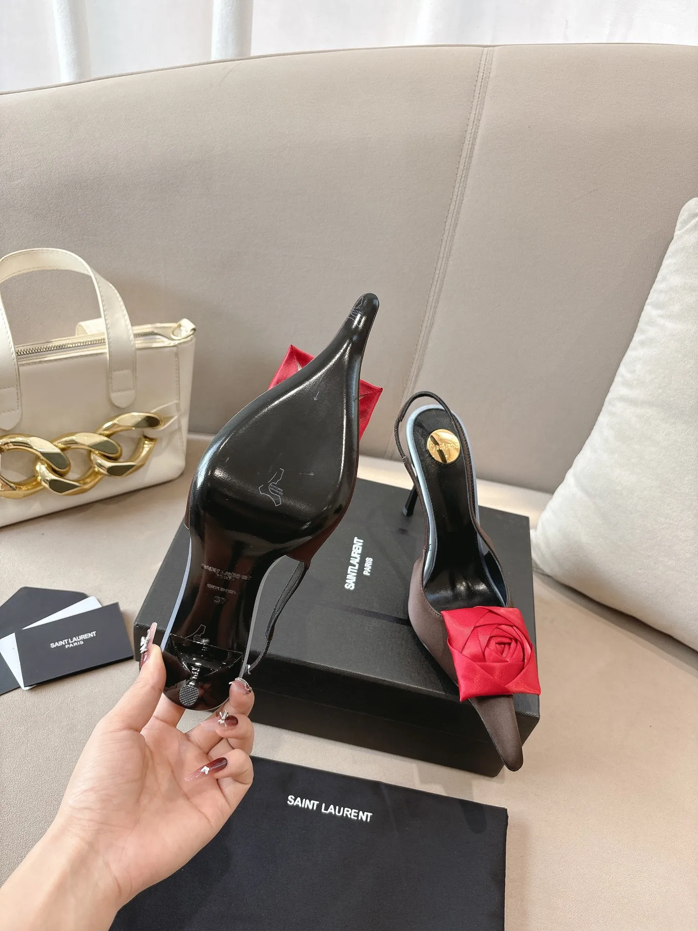 👟👟Ex-factory price 680👟👟 Saint Laurent ysl 25ss/autumn and winter ready-to-wear flower series catwalk style high heels. The toe and contrasting color design make the final effect quite impressive. The different colors are also very beautiful. Straight heels, curved heels, with flowers, and without flowers can be selected. Only YSL understands women’s hearts best and does not accept refutation. It is a super invincible feminine artifact, a must-have for women (z-brand full-body customization, own molded hardware accessories, perfect consistency) ✔ Upper: imported cow patent leather ✔ Inner lining: imported 🐑 goat leather ✔ Sole: imported genuine leather outsole ✔ Heel height: 10.5cm ✔ Size: 36-39 (40, 41, 42 can be customized and non-returnable) Flower style (full set of packaging)